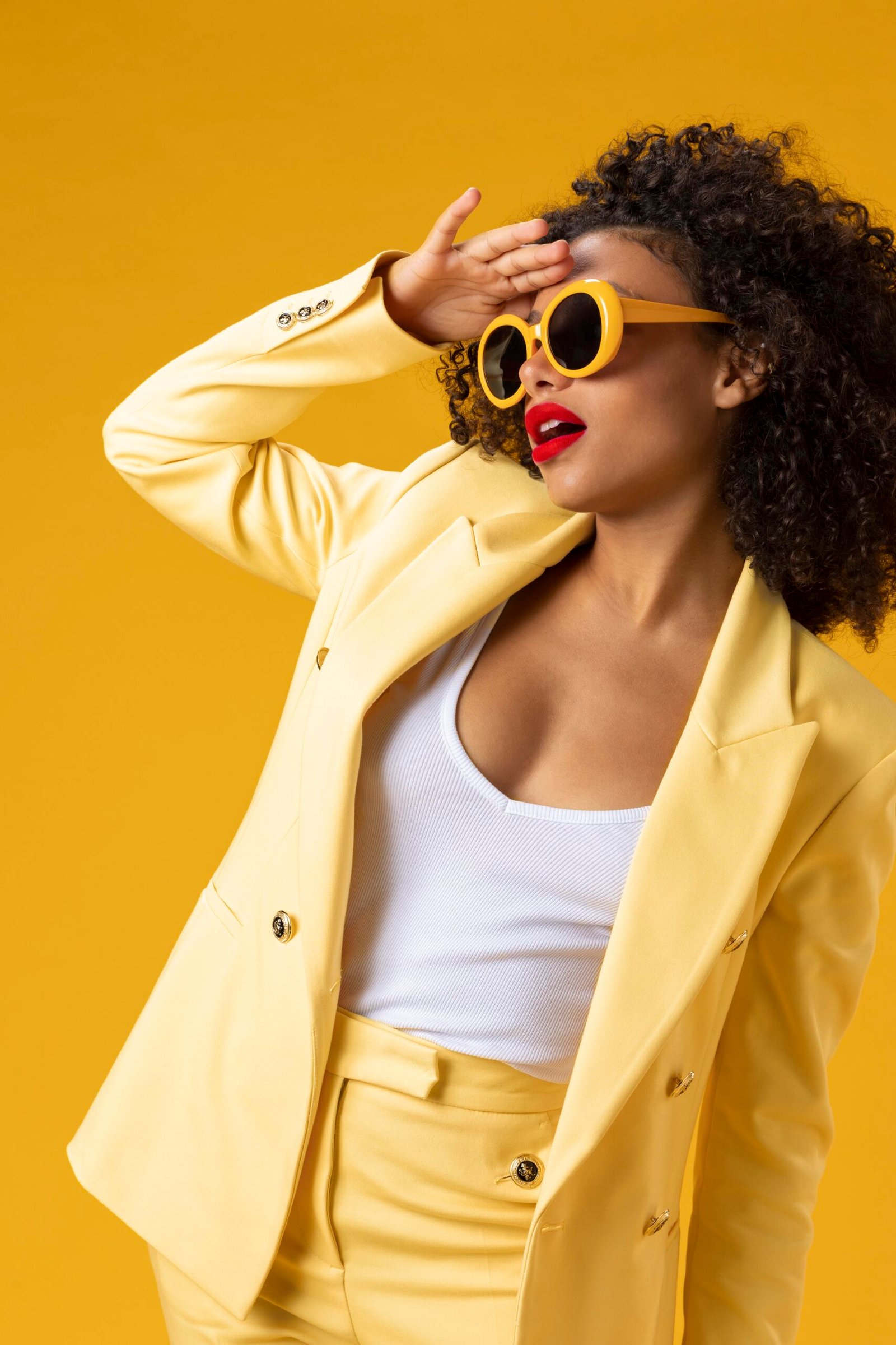 medium-shot-woman-with-yellow-sunglasses
